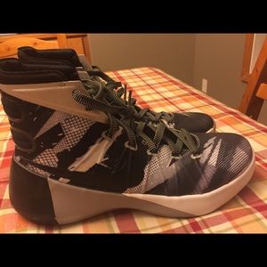 Nike hyper dunk basketball shoes. Size 9.5